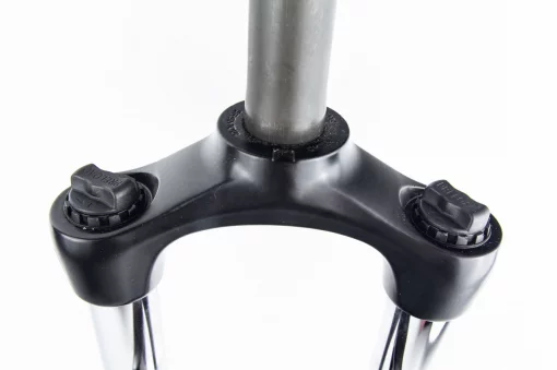 Вилка 27,5" амортизационная, без резьбы 1-1/8" (28,6мм), шток 240мм, с ходом 100мм, Disk-brake, Preload, алюминиевая, чёрная XCM