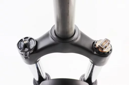 Вилка 27,5" амортизаційна, без різьби 1-1/8" (28,6мм), шток 205мм, з ходом 100мм, Disk-brake, M Lockout, алюмінієва, чорна BLOOKE