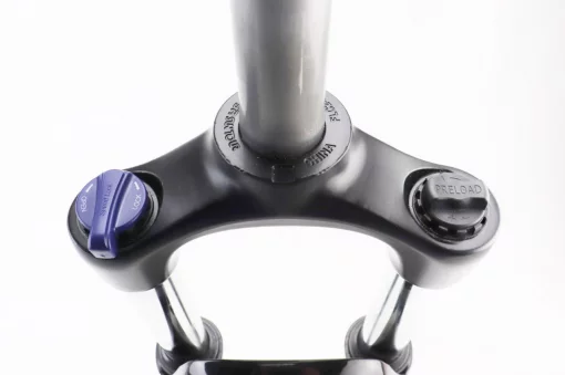 Вилка 27,5" амортизаційна, без різьби 1-1/8" (28,6мм), шток 255мм, з ходом 100мм, Disk-brake, пружинно-оливна, Lockout, чорна XCM