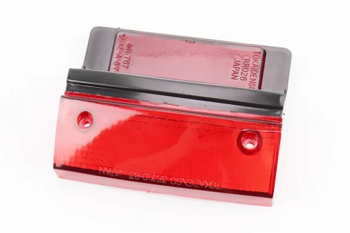 УЦЕНКА Suzuki SEPIA (old) "стекло"- стопа, красное (трещина, см.фото), FIX-329885