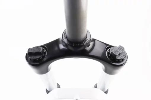 Вилка 27,5" амортизационная, без резьбы 1-1/8" (28,6мм), шток 255мм, с ходом 80мм, Disk-brake, Preload, алюминиевая, белая XCE 28,