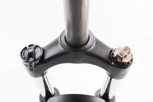 Вилка 27,5" амортизаційна, без різьби 1-1/8" (28,6мм), шток 205мм, з ходом 100мм, Disk-brake, M Lockout, алюмінієва, чорна BLOOKE