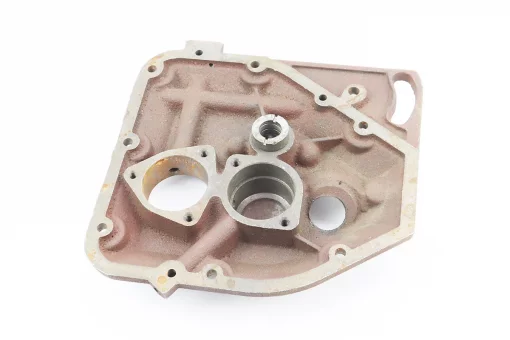 Крышка блока двигателя правая (со стороны заводного рычага), короткая, 7отв., чугун R175A/R180NM, НЕ ЗАГЛУШЕН МАСЛЯНЫЙ КАНАЛ,