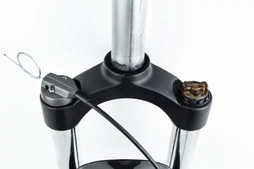 Вилка 26 "амортизаційна, без різьби 1-1/8" (28,6мм), шток 255мм, з ходом 50мм, Disk-brake, виносний Lockout, чорна MD-N780 RLO,