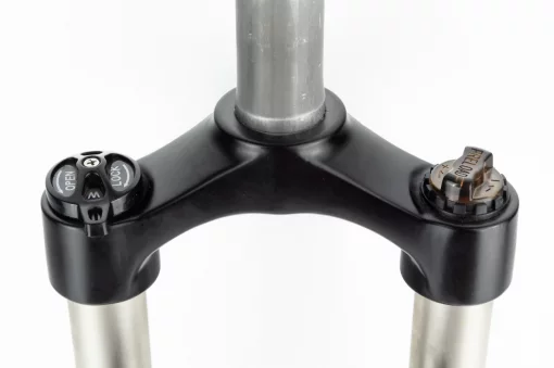 Вилка 27,5" амортизационная, без резьбы 1-1/8" (28,6мм), шток 210мм, с ходом 100мм, Disk-brake, M Lockout, чёрная ES-246- MLO,