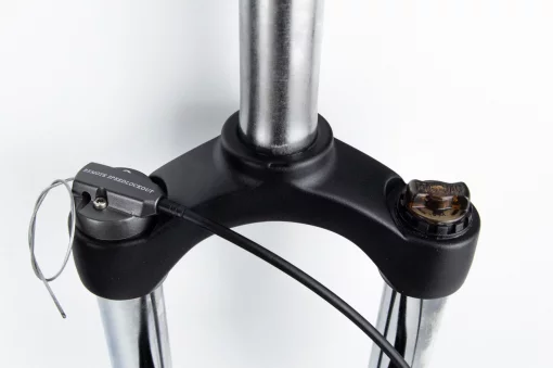 Вилка 27,5" амортизаційна, без різьби 1-1/8" (28,6мм), шток 240мм, з ходом 100мм, Disk-brake, виносний Lockout, чёрная MD-N780