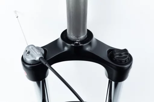 Вилка 29" амортизаційна, без різьби 1-1/8" (28,6мм), шток 180мм, з ходом 100мм, Disk-brake, пружинно-оливна, виносний Lockout,